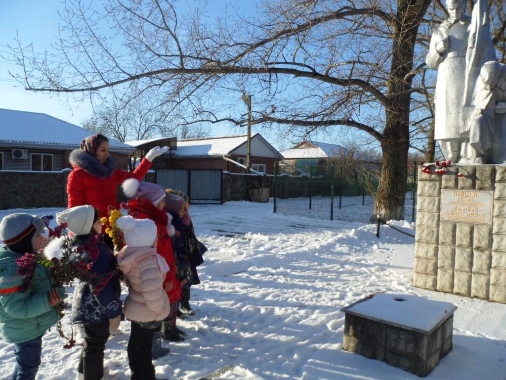 Возложение цветов к Памятнику Неизвестному солдату