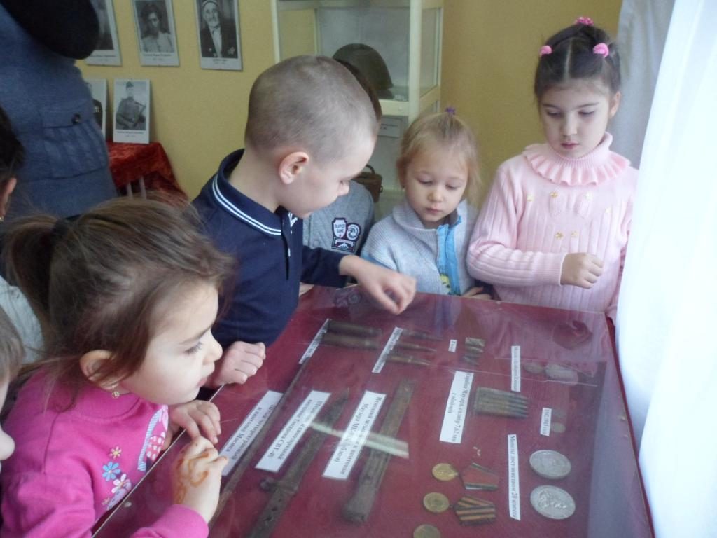 Дети рассматривают экспонаты школьного музея