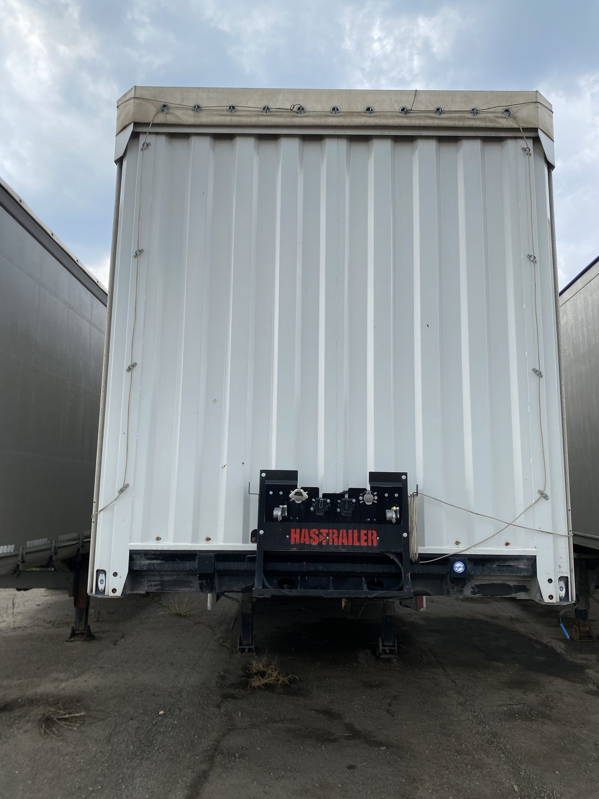 Hastrailer HASLINER Полуприцеп шторный 3 оси
