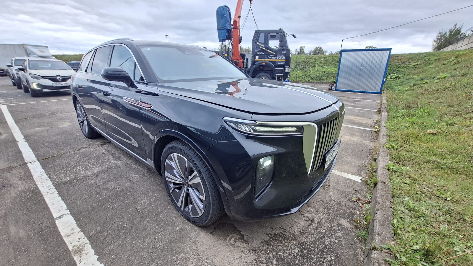 Hongqi E-HS9