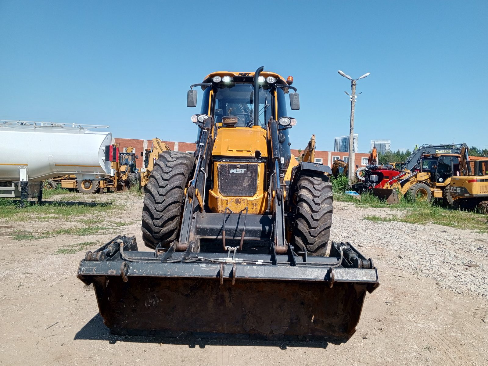 MST M644 S Экскаватор-погрузчик