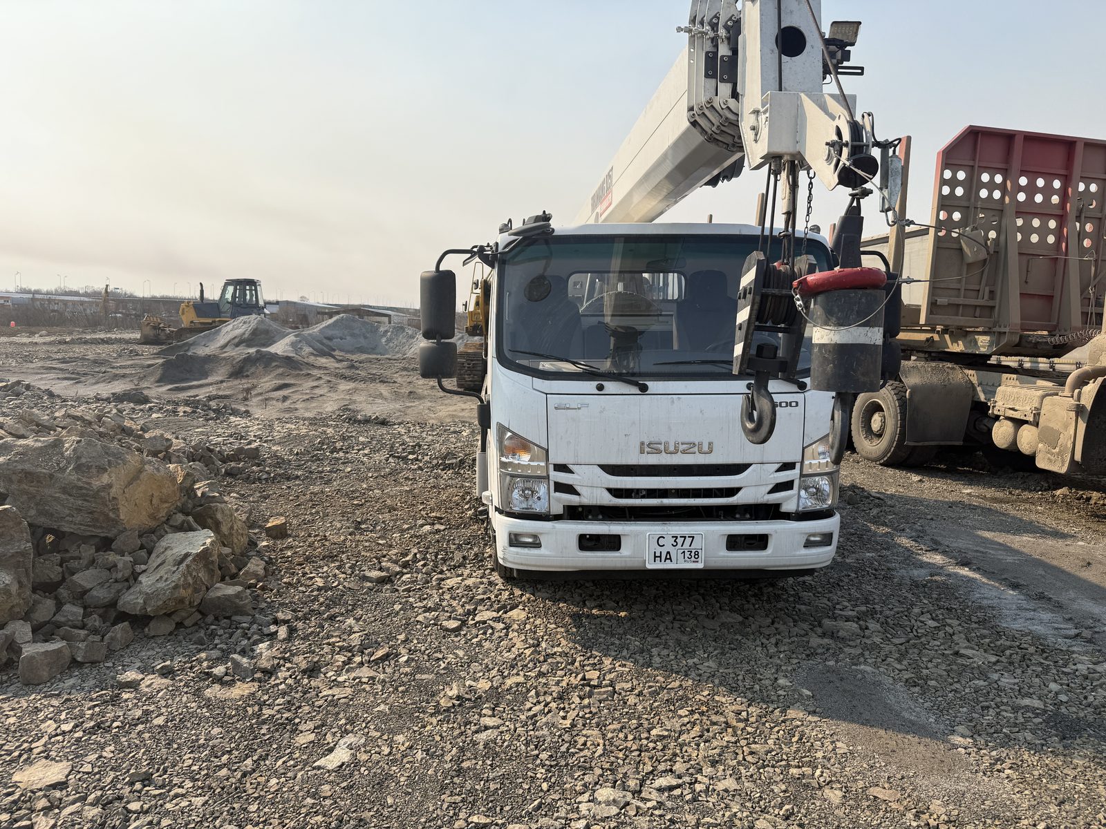 Isuzu ELF 8.3 4x2 Автокран