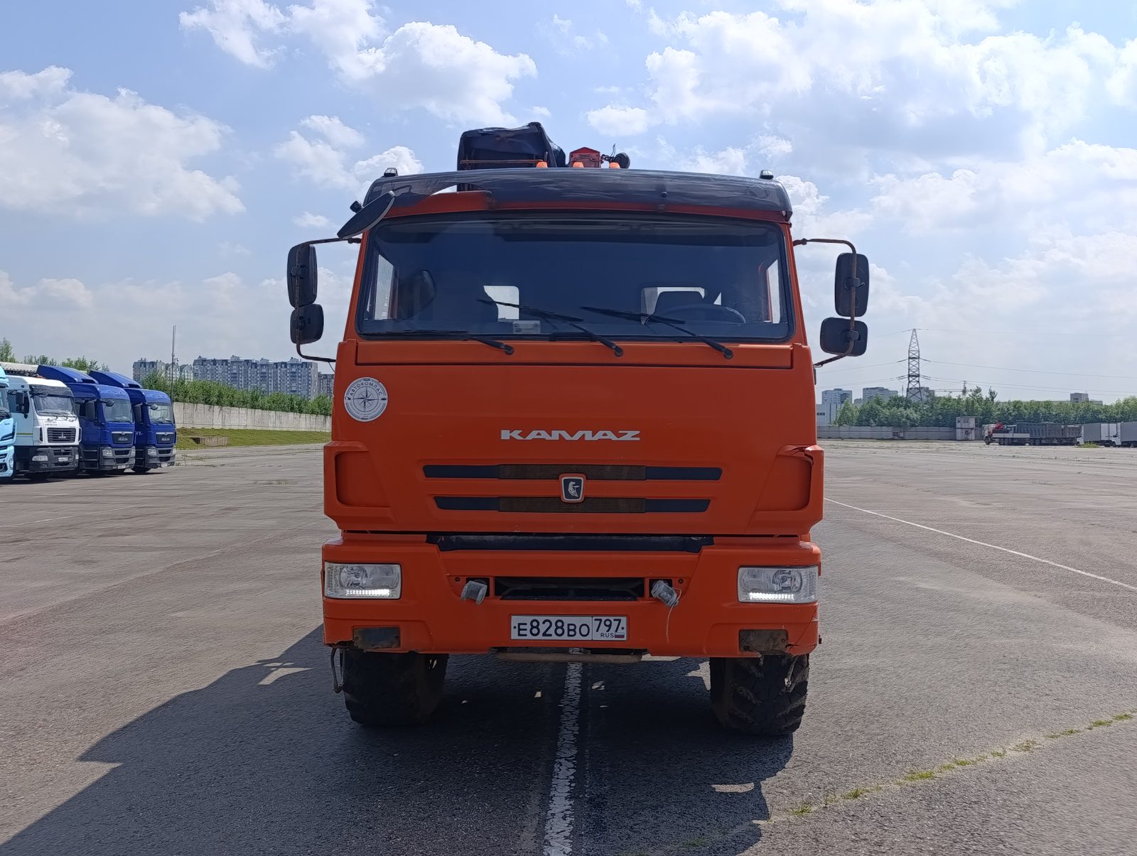 Строительные 732407 на шасси КамАЗ 43118 6x6 Бортовой с КМУ