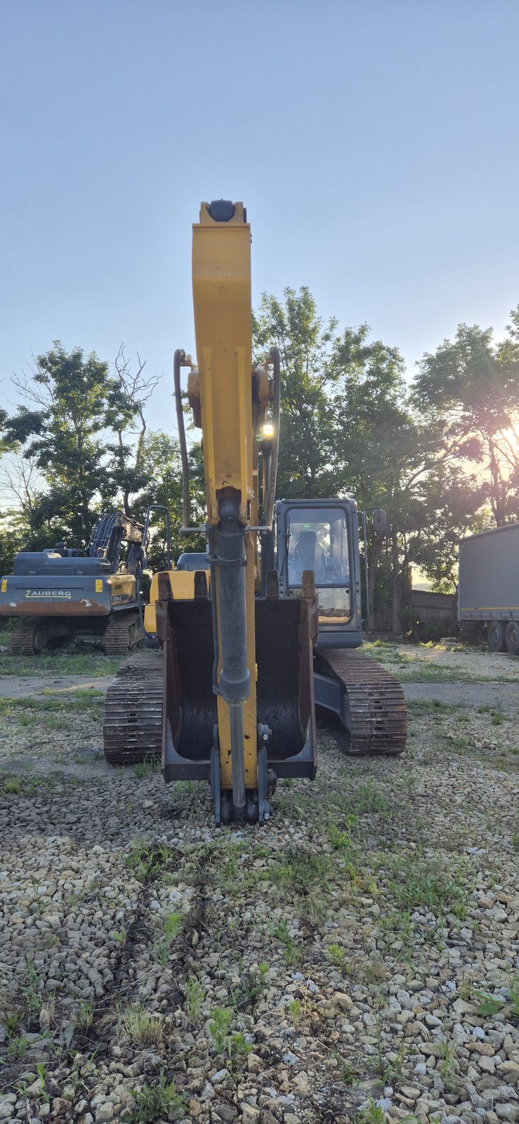 Beezone B250* Экскаватор