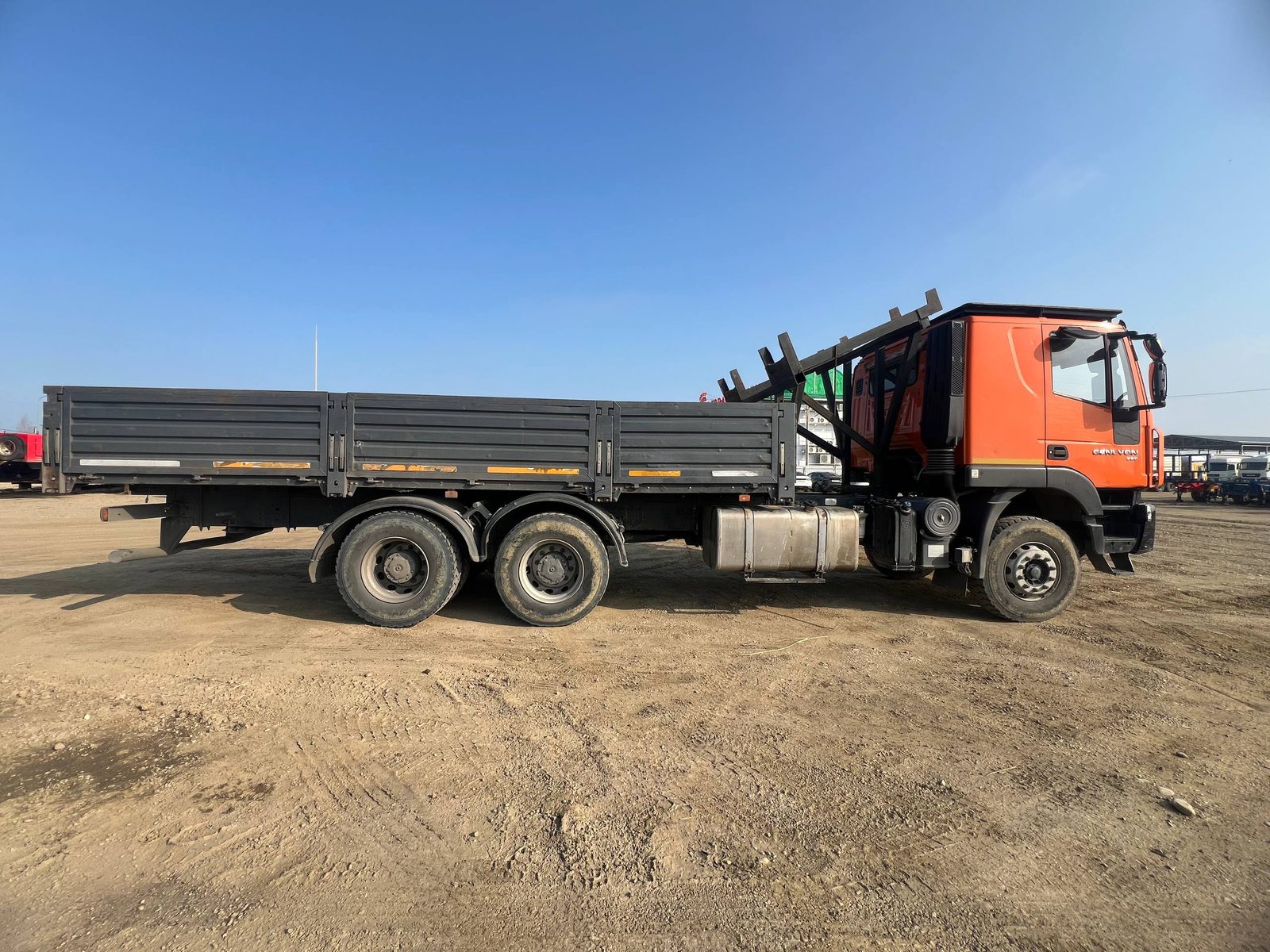 Карвинг 3370* на шасси HONGYAN CQ3346 6x4 Бортовой с КМУ
