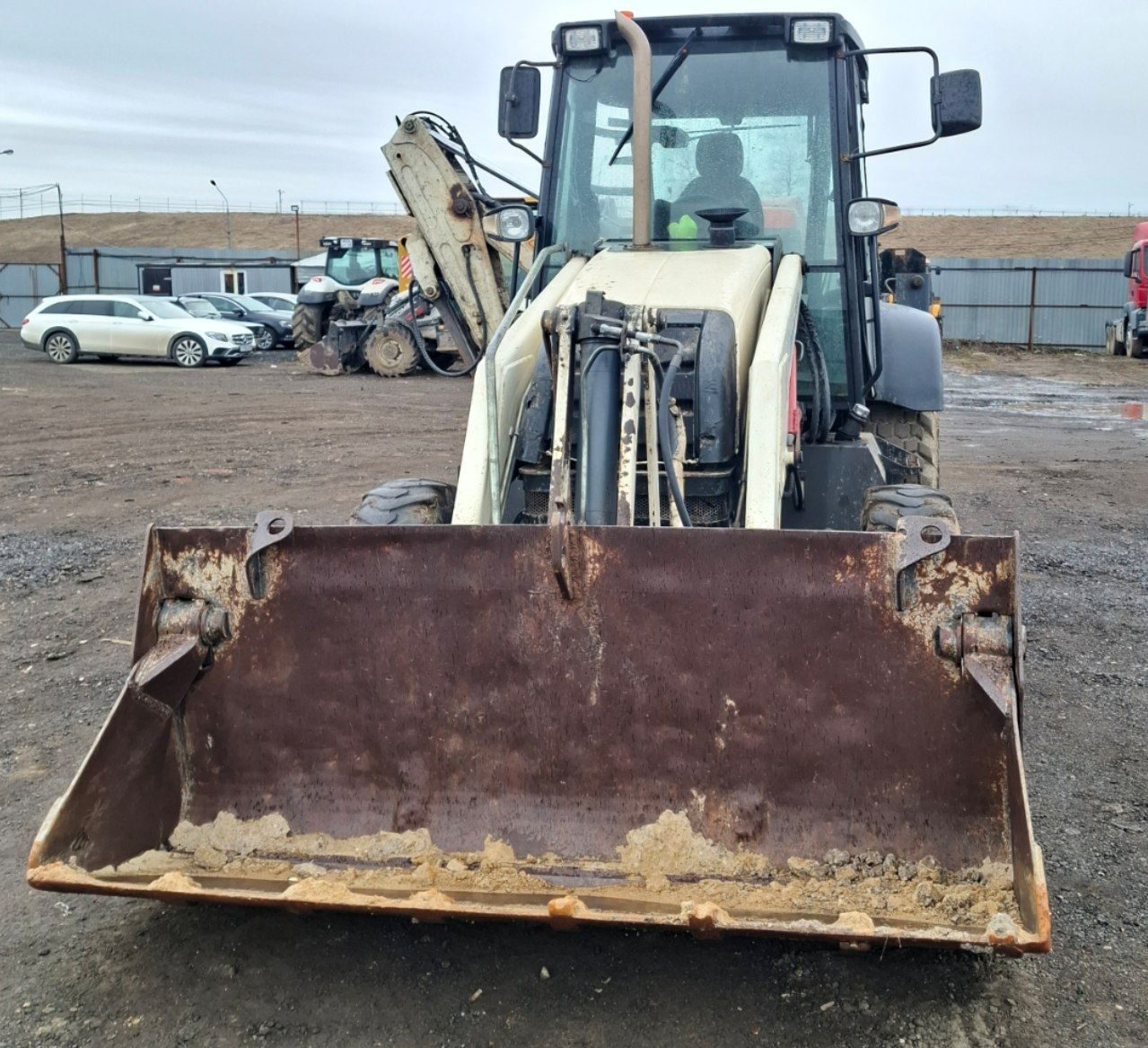 UMG TLB-825 Экскаватор-погрузчик