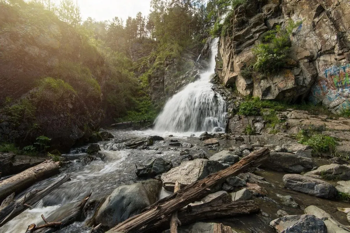 Камышлинский водопад на реке Камышле — каскадный водопад рядом с курортом на Алтае