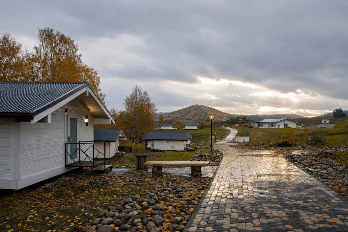 территория Маральника после дождя осенью, Altai Palace