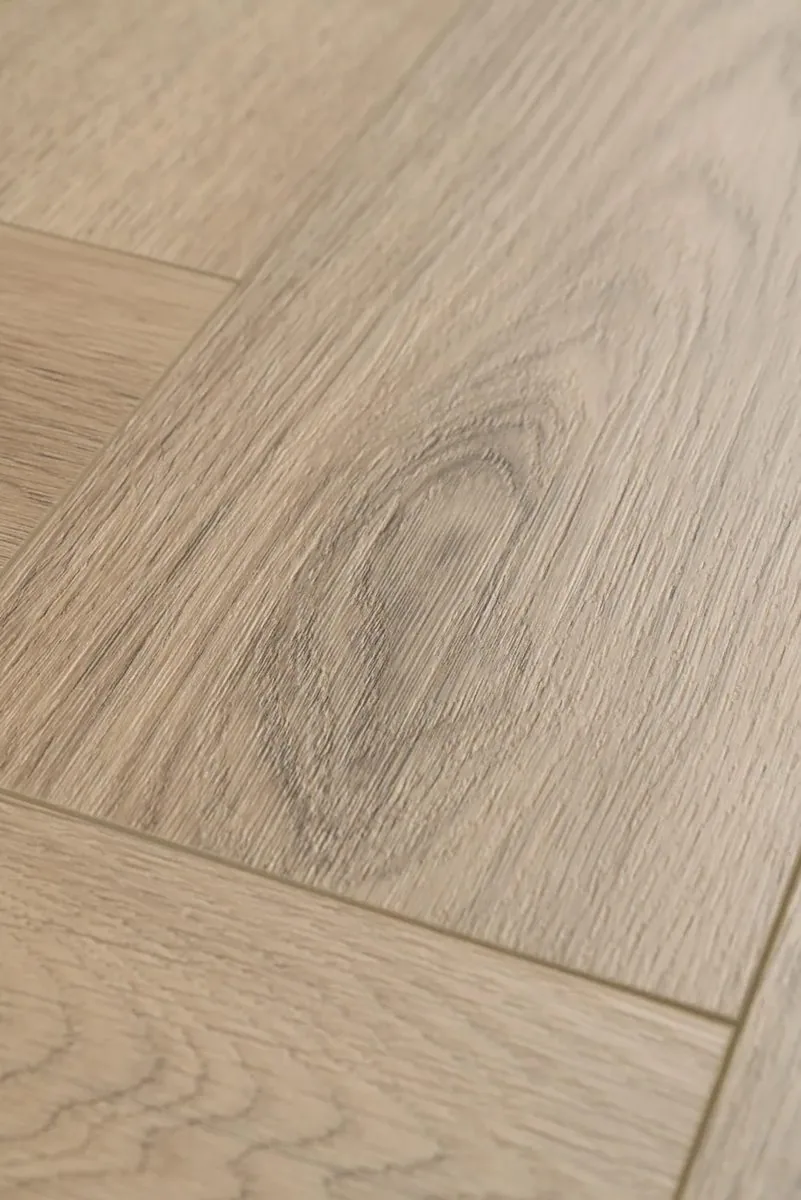 My Step Stone Herringbone Дуб Монблан: фактура крупно
