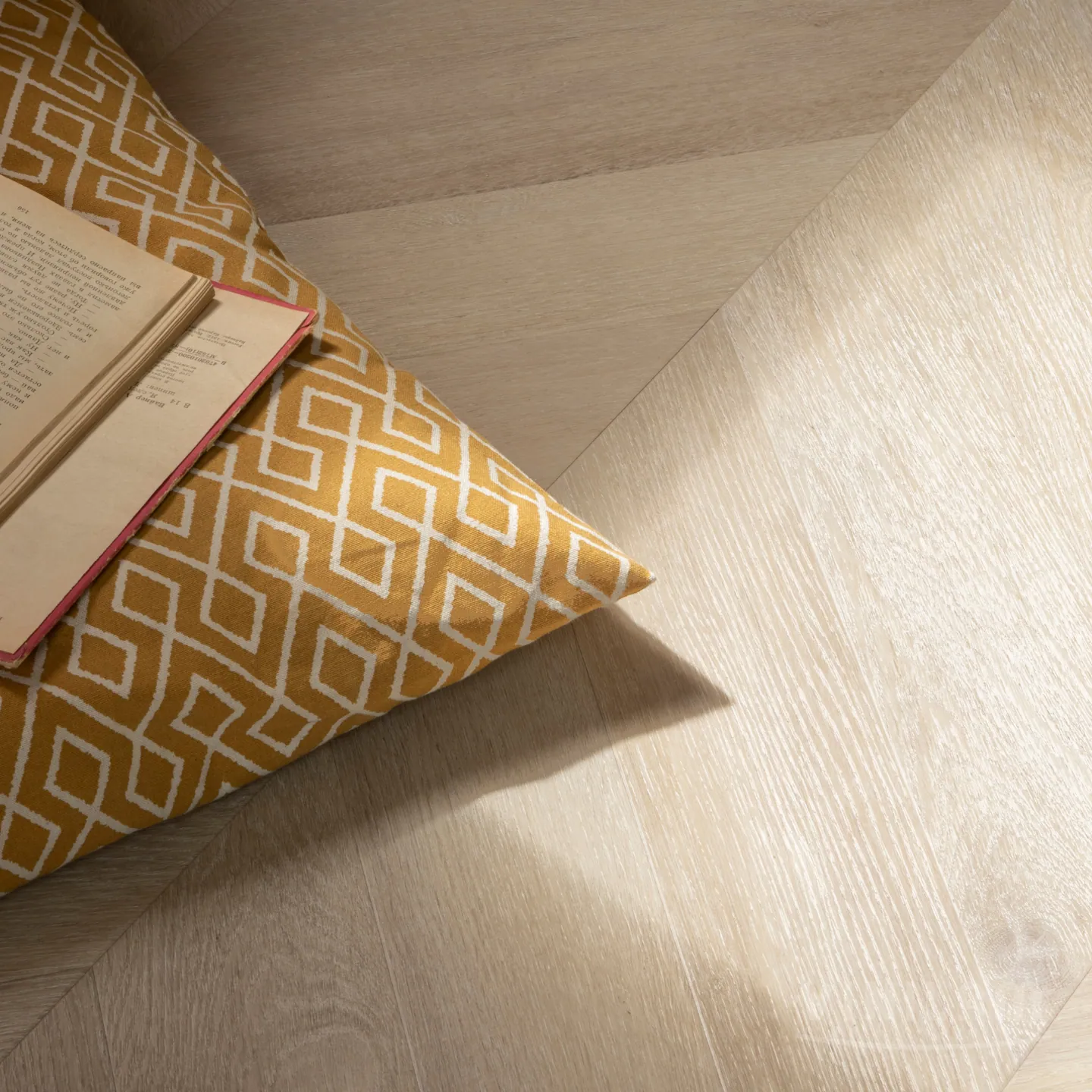Vinilam Parquet Chevron Glue Шеврон Сезар: в интерьере