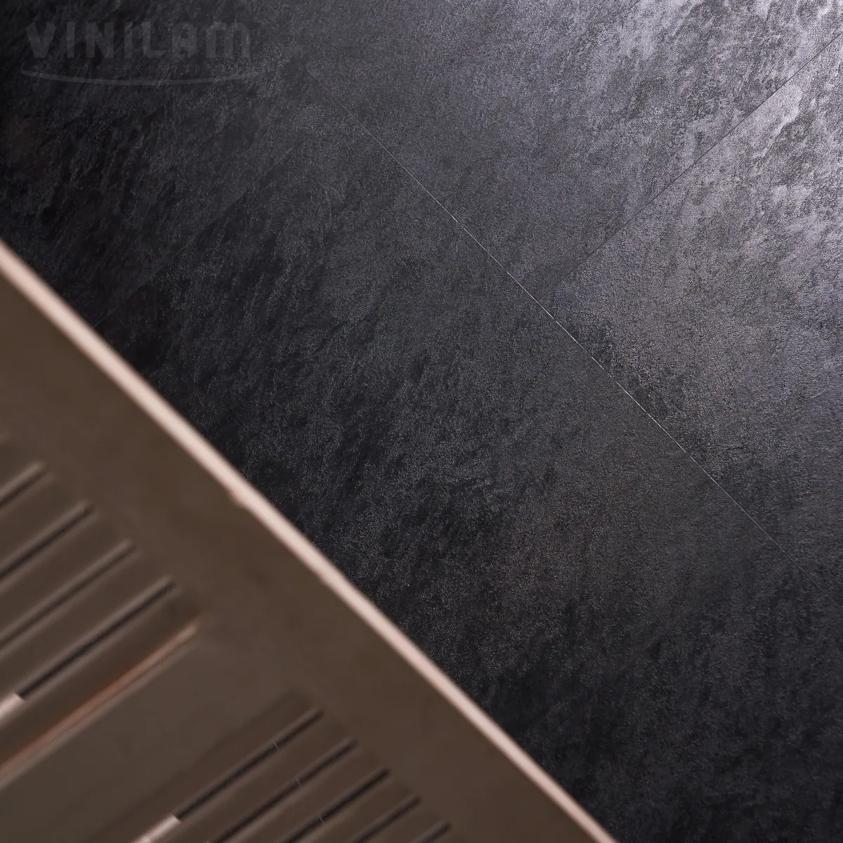 Vinilam Ceramo XXL Stone Glue Сланцевый черный: в интерьере