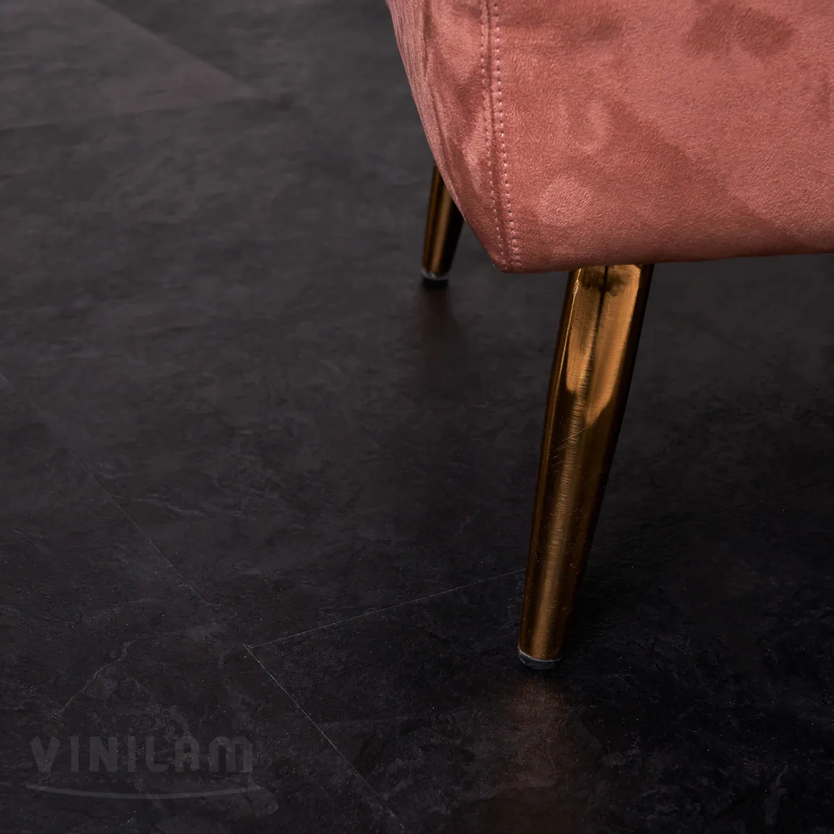 Vinilam Ceramo XXL Stone Glue Сланцевый черный: в интерьере