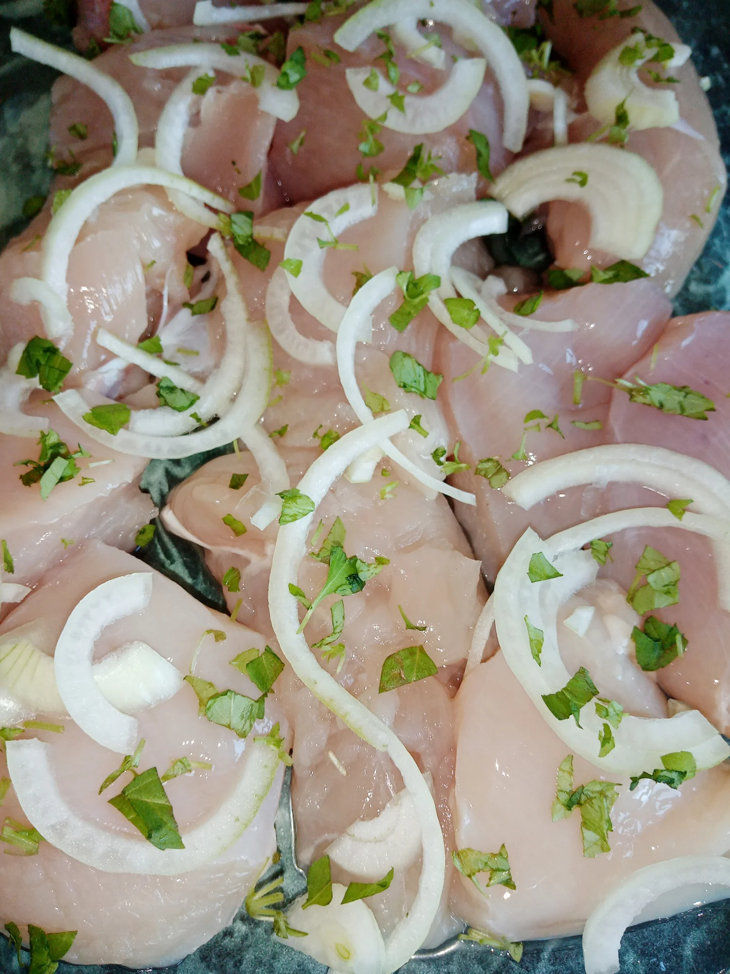 Готовлю курицу по-французски, посыпая мясо базиликом