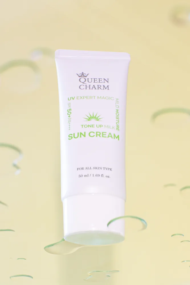 QUEENCHARM Крем для лица солнцезащитный ЛЕГКИЙ увлажняющий SPF50+PA++++UV Expert Magic Mild Moisture Tone Up Mi