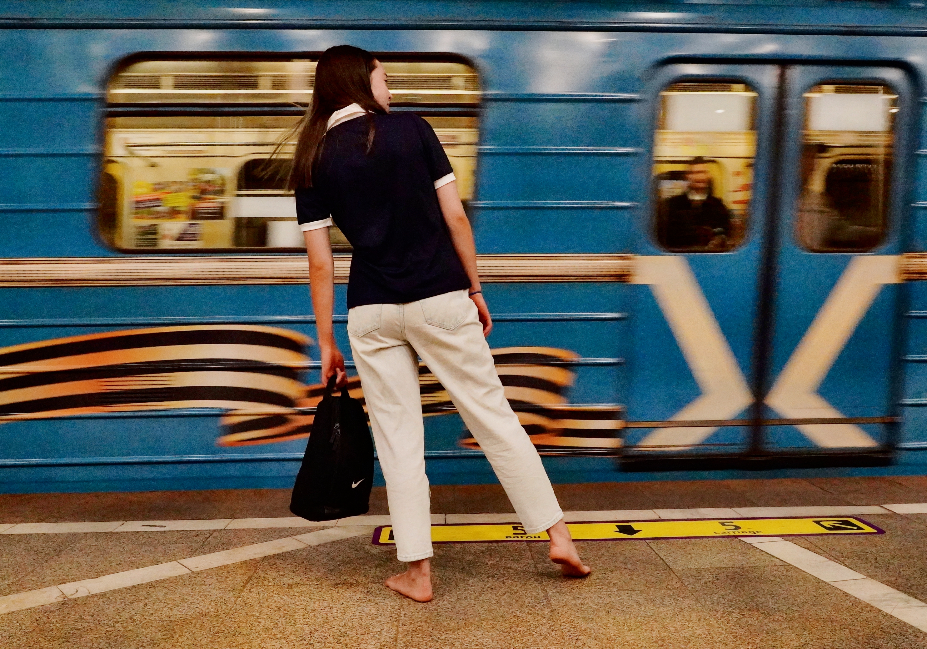 3626 Lola. Босиком в метро. Часть 1.