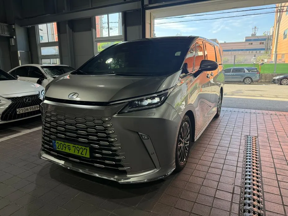 Lexus LM 2025