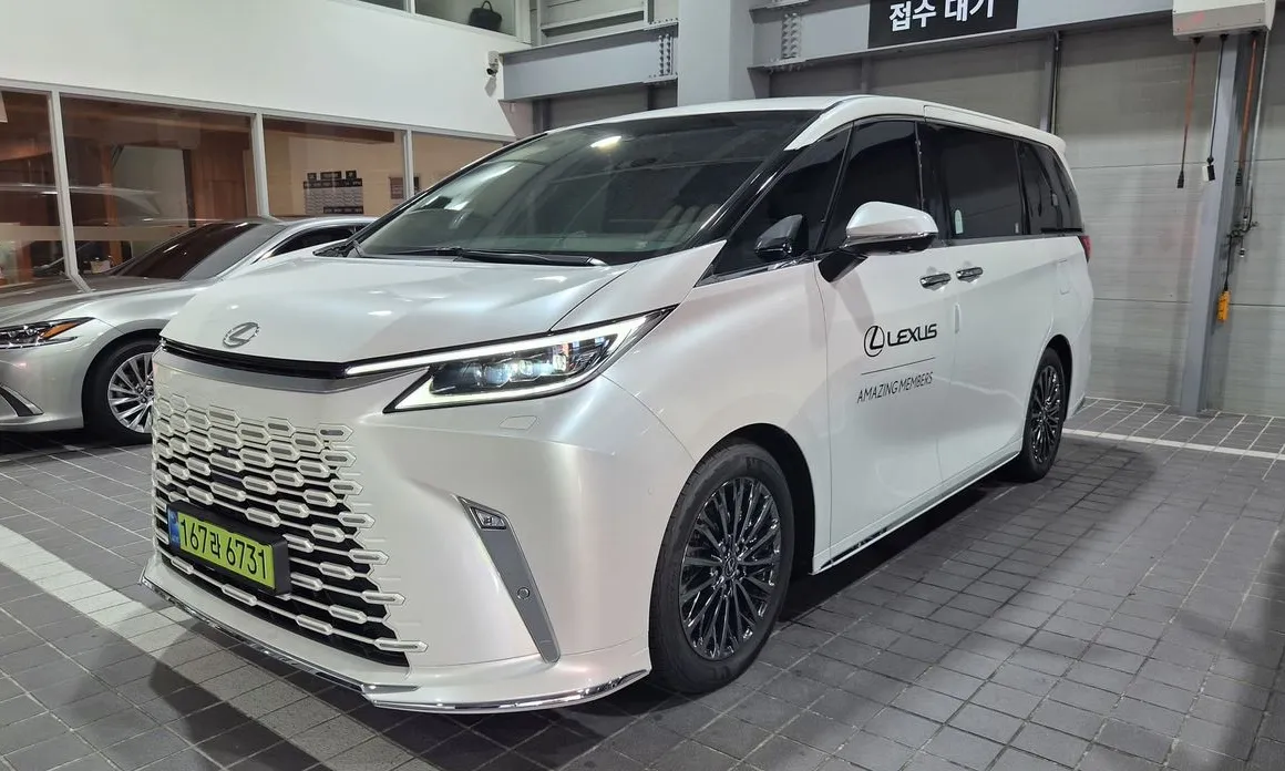 Lexus LM 2025