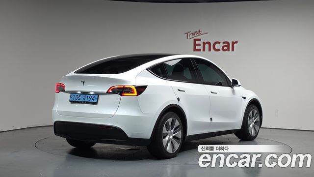 Tesla Model Y RWD 2023 Кроссовер RWD