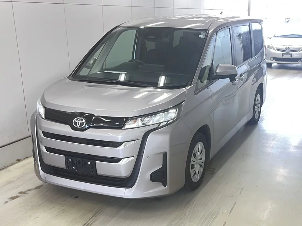 TOYOTA NOAH 2023 из Японии