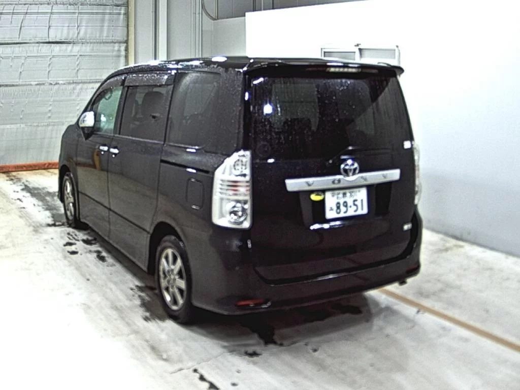 TOYOTA VOXY 2009 из Японии