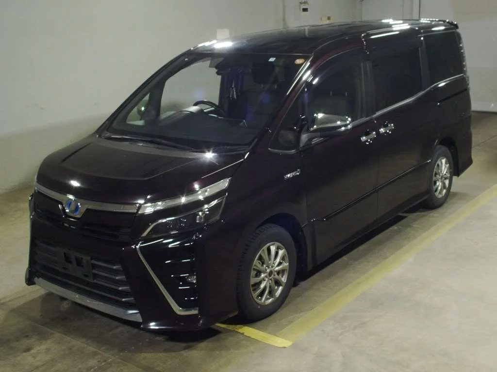 TOYOTA VOXY 2018 из Японии