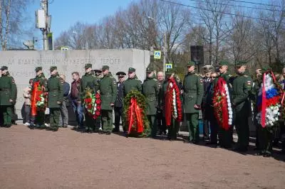 Возложение венков и цветов на мемориале Приморский в Петергофе
