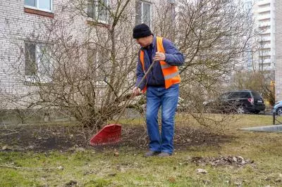 Субботник с депутатами Р.И. Ермоленко и П.М. Горбуновым