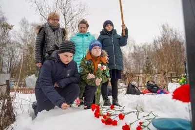 Возложение цветов к памятнику на Стрельнинском кладбище