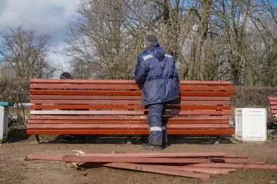 Флора ремонт уличных скамеек
