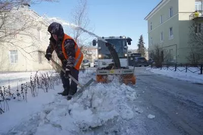 Уборка снега во дворах