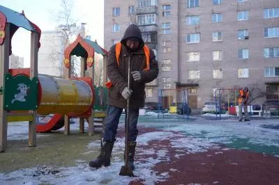 Уборка на детских площадках Стрельны