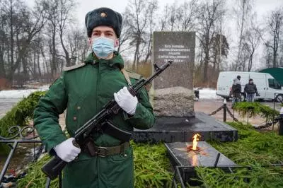 В честь 77-й годовщины снятия блокады на Малой Пискарёвке возложили венки