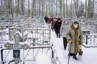 Возложение цветов на Сергиевском кладбище в день прорыва блокады Ленинграда и освобождения Стрельны