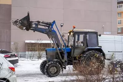 Уборка снега во дворах