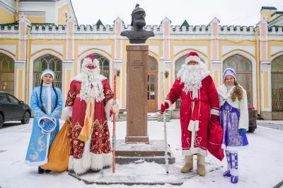 Дед Мороз идёт по Стрельне