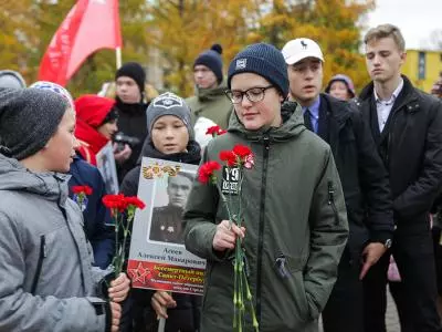 Открытие мемориальной доски морским десантам
