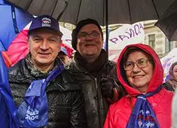 Капли отлетали от зонтов