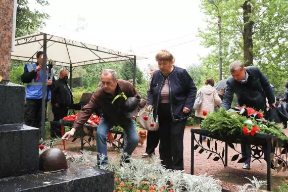 Возложение цветов и венков на Стрельнинском кладбище