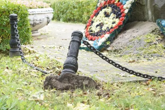 Навести порядок ко дню памяти высадки морского десанта в Стрельне