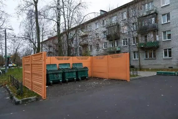 Что делать с контейнерной площадка на Грибоедова, 11