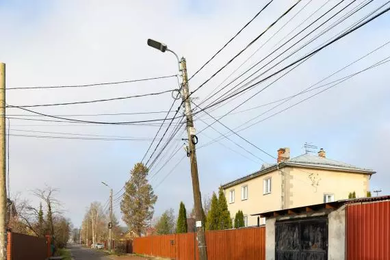 Аварийный столб на ул. Свободы, 11