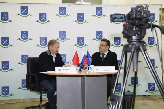 Депутат Михаил Барышников отвечает на вопросы жителей в прямом эфире