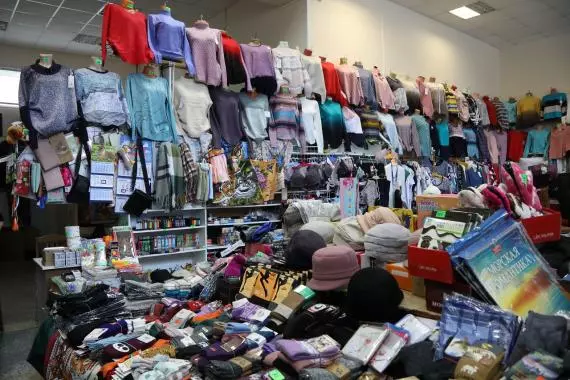 Есть в Стрельне магазин одежды и домашних товаров