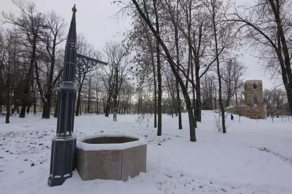 В Стрельне завершилась реставрация готического колодца