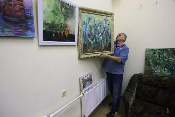 Подготовка выставки Наталии Тарасовой «С любовь к Стрельне»