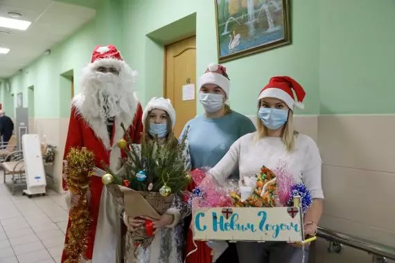 22.12.2021 Дед Мороз и снегурочка в стрельнинском доме престарелых (волкова ю.г.)