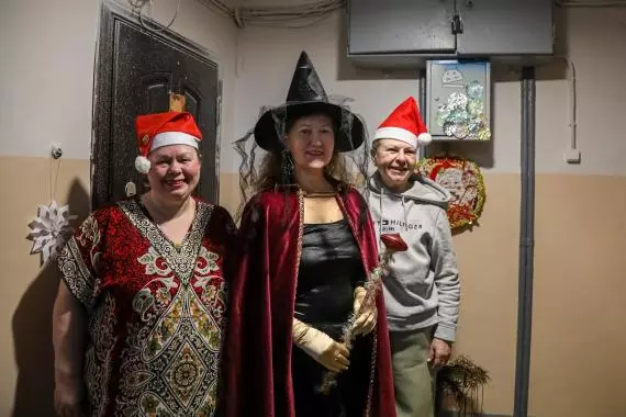 Стрельнинцы готовятся к новому году на Попова, 4