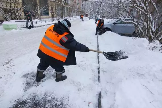 Уборка снега в Стрельне