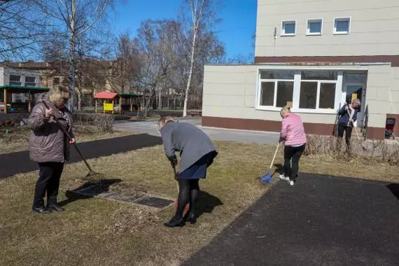 Субботник с депутатом Еленой Сергиеней
