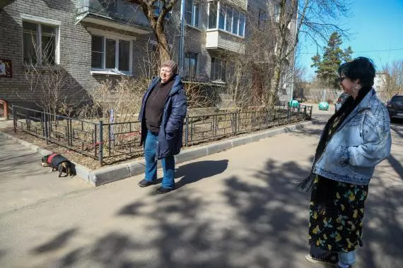 Жители просят посадить деревья у дома